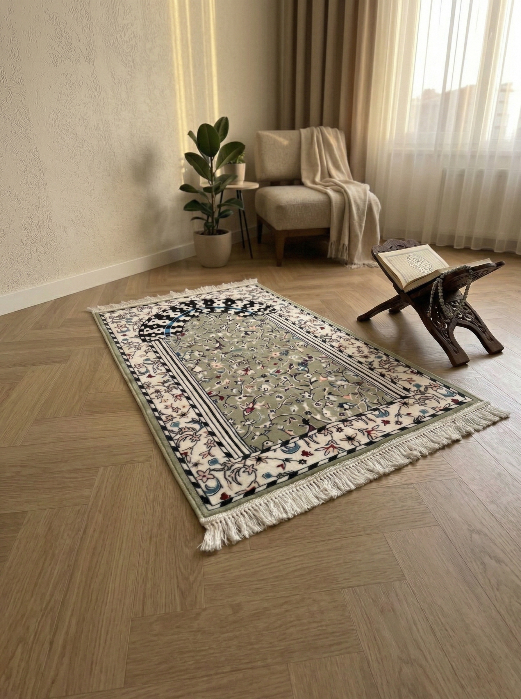 Lifestyle-Aufnahme des Noura Premium Gebetsteppichs Modell Rawdah in Salbeigrün, platziert in einem modern eingerichteten Wohnzimmer mit Holzboden und Tageslicht neben einem hölzernen Koranhalter.
